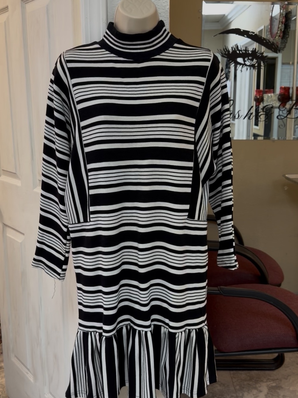 Black and white ruffle bottom dress. SZ L. Good condition.